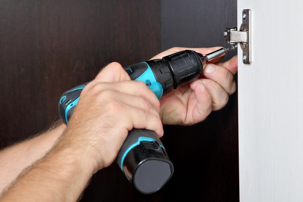 Jaki otwór pod drzwi 80-ki? Montaż drzwi wewnętrznych